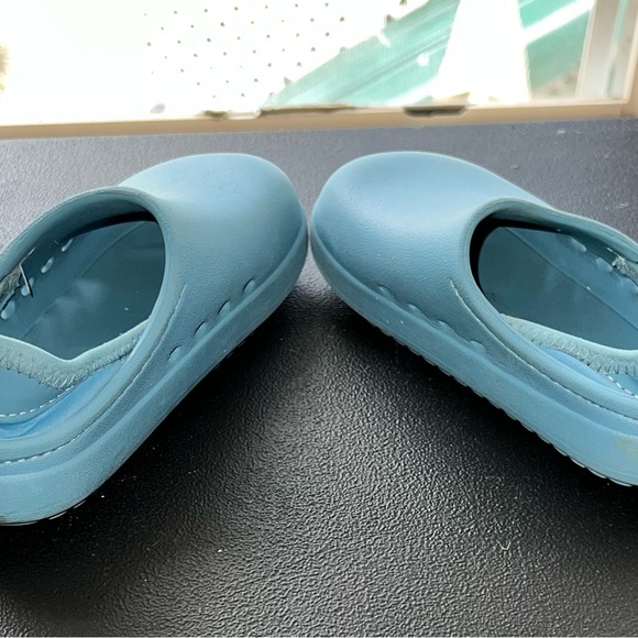 Cat & Jack kids crocs, in size 8 - Picture 3 of 3